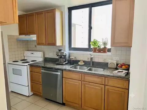 Kitchen - 138-35 Elder Ave UNIT 9DA, New York, NY 11355 photo 1 of 2