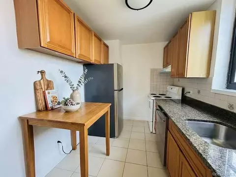 Kitchen - 138-35 Elder Ave UNIT 9DA, New York, NY 11355 photo 2 of 2