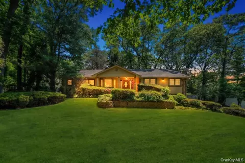 28 Penn Dr, Dix Hills, NY 11746