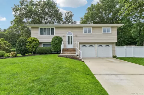 48 Junard Blvd, Port Jefferson Station, NY 11776