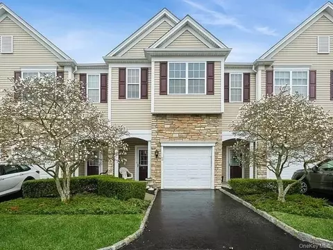 43 Torrey Pine Ln, Bay Shore, NY 11706