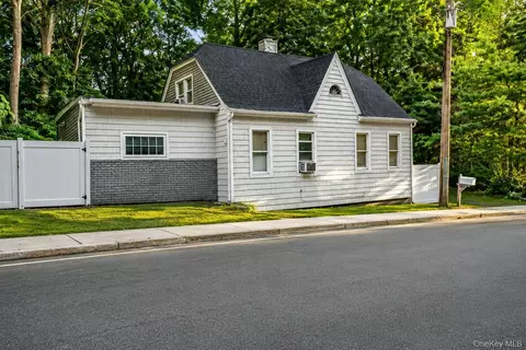 864 Fort Salonga Rd, Northport, NY 11768