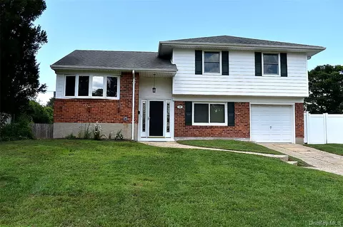 18 Brocton Ln, Kings Park, NY 11754