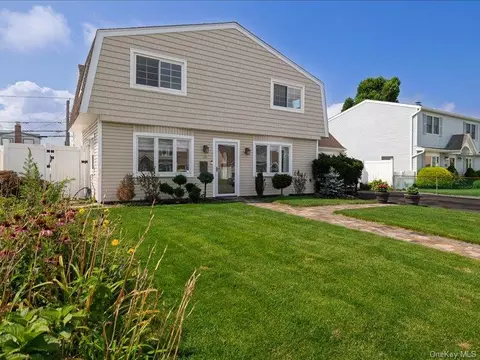 18 Old Farm Rd, Levittown, NY 11756