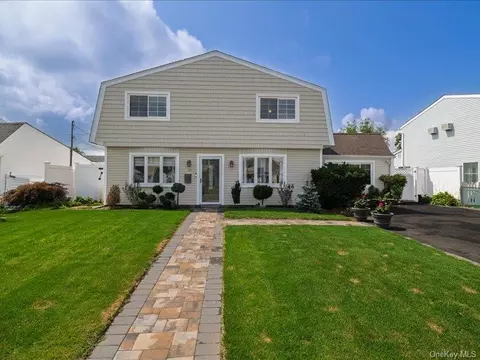 18 Old Farm Rd, Levittown, NY 11756