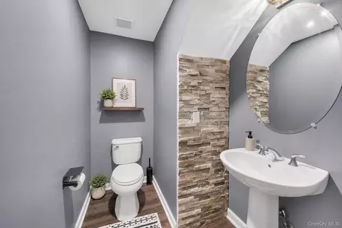 Entry Way - 4 Kless Ct, Middletown, NY 10940 photo 2 of 2