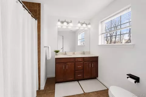 Bath - 4 Kless Ct, Middletown, NY 10940 photo 1 of 2
