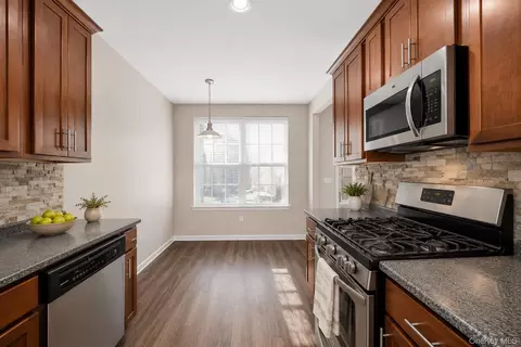 Kitchen - 4 Kless Ct, Middletown, NY 10940 photo 2 of 2