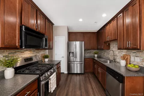Kitchen - 4 Kless Ct, Middletown, NY 10940 photo 1 of 2