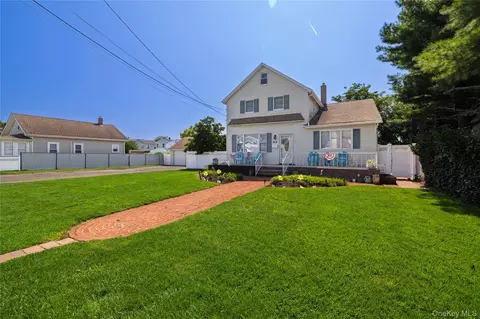 619 S 6th St, Lindenhurst, NY 11757