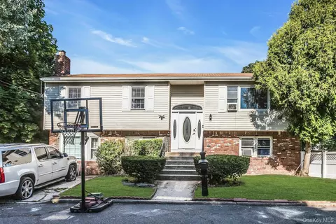 1 Karen Ct, Bayville, NY 11709