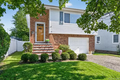 15 1st Ave, Bayville, NY 11709