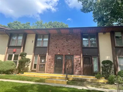 18 Cedar Ct #18, Selden, NY 11784