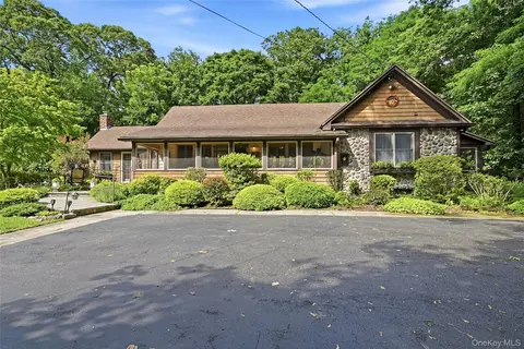 2064 N Country Rd, Wading River, NY 11792