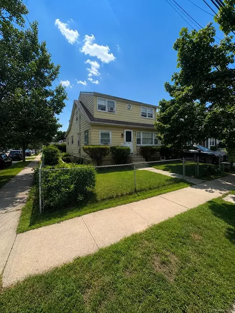 801 Oak St, Bellmore, NY 11710
