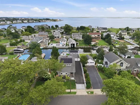 12 S Bay Ave, Amityville, NY 11701