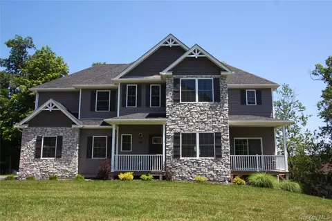 84 Frank St, New Windsor, NY 12553