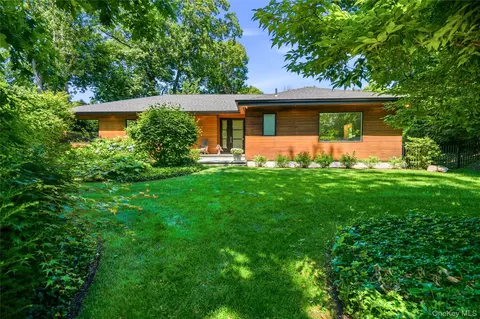 13 The Pnes, North Hempstead, NY 11576
