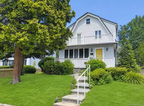 4 Spruce Pl, North Hempstead, NY 11021