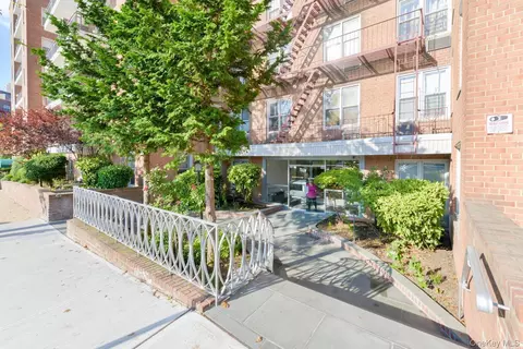 67-50 Thornton Pl #4S, New York, NY 11375