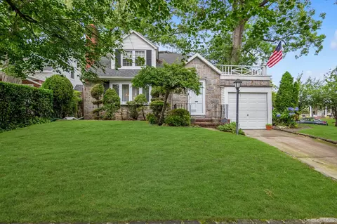 37 Maple Dr, North Hempstead, NY 11040