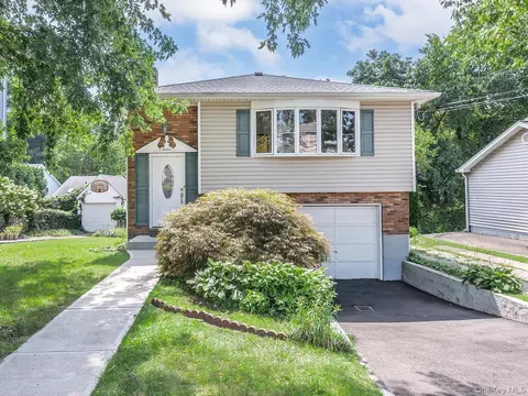 12 3rd Ave, North Hempstead, NY 11050