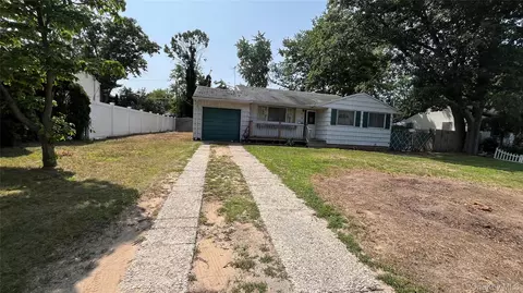 47 Hunter Ln, Centereach, NY 11720