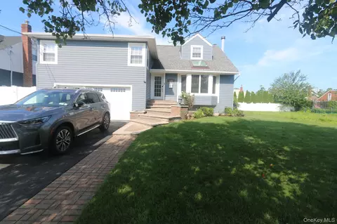 3260 Judith Ln, Oceanside, NY 11572