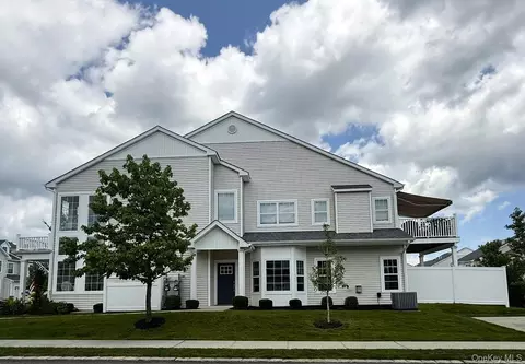 61 Avery Dr N, Center Moriches, NY 11934