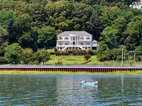 1007 W Shore Rd, Oyster Bay, NY 11771