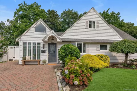 161 Friends Ln, Westbury, NY 11590
