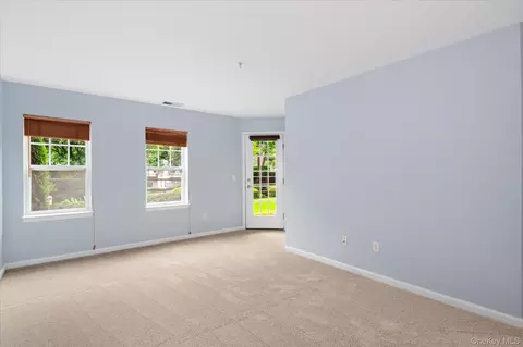 Living - 414 Highridge Ct, Peekskill, NY 10566 photo 3 of 4