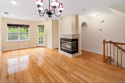 Living - 414 Highridge Ct, Peekskill, NY 10566 photo 2 of 4