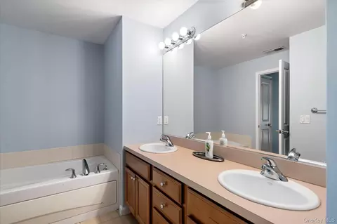 Bath - 414 Highridge Ct, Peekskill, NY 10566 photo 3 of 4