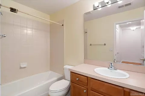 Bath - 414 Highridge Ct, Peekskill, NY 10566 photo 4 of 4