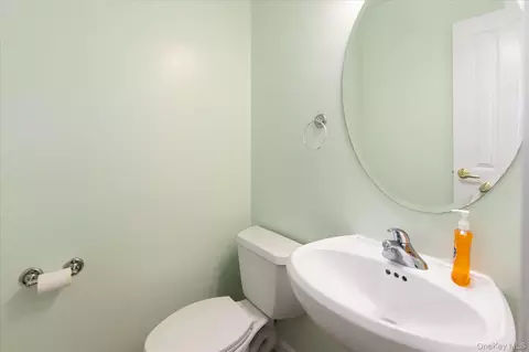 Bath - 414 Highridge Ct, Peekskill, NY 10566 photo 1 of 4