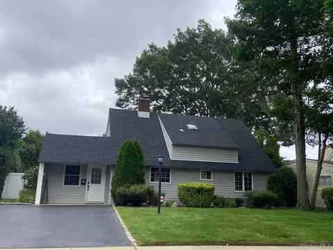 17 Giant Ln, Levittown, NY 11756
