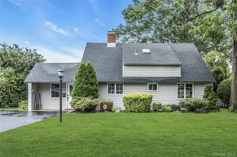 17 Giant Ln, Levittown, NY 11756