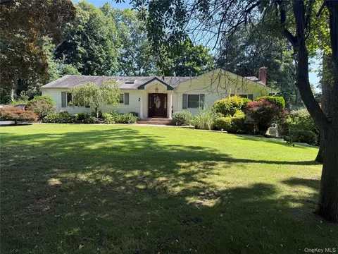22 Gemini Ln, Nesconset, NY 11767