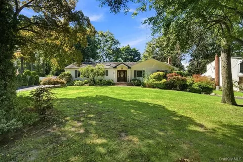 22 Gemini Ln, Nesconset, NY 11767