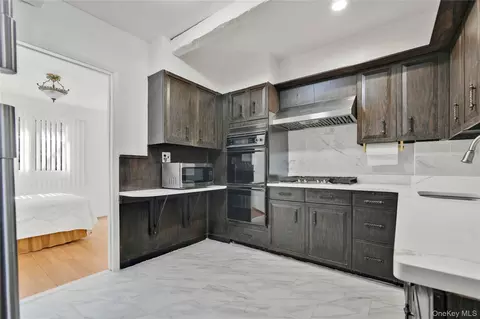10762 106th St, New York, NY 11417