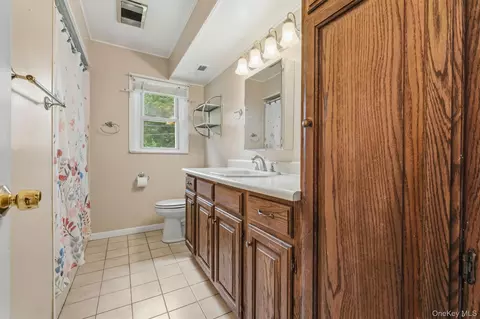Bath - 4 Broadview Rd, Poughkeepsie, NY 12603 photo 1 of 3