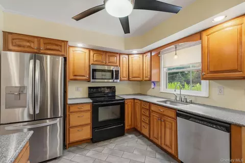 Kitchen - 4 Broadview Rd, Poughkeepsie, NY 12603 photo 3 of 3