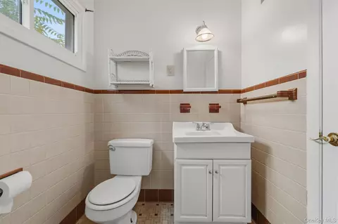 Bath - 4 Broadview Rd, Poughkeepsie, NY 12603 photo 3 of 3