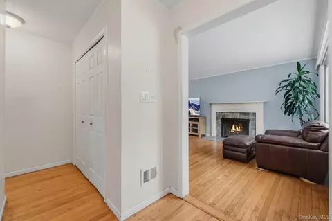 Entry Way - 4 Broadview Rd, Poughkeepsie, NY 12603 photo 1 of 1