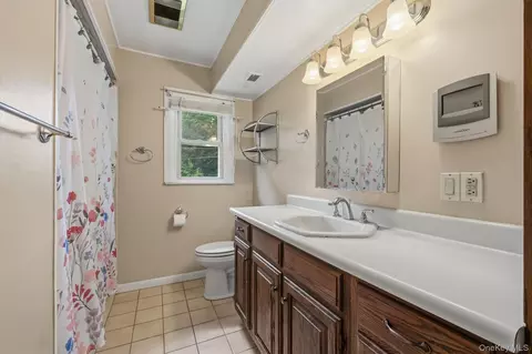 Bath - 4 Broadview Rd, Poughkeepsie, NY 12603 photo 2 of 3