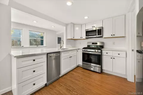 Entry Way - 56 Lake Shore Dr, Patchogue, NY 11772 photo 1 of 2