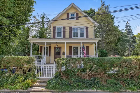 7 Brown St, Sea Cliff, NY 11579