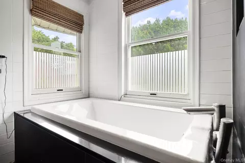 Bath - 3011 Murray St, Flushing, NY 11354 photo 3 of 4