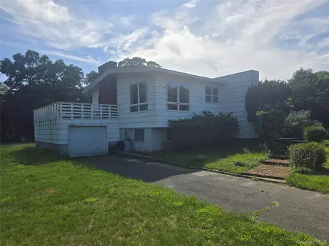 14 Walker Ct, East Quogue, NY 11942